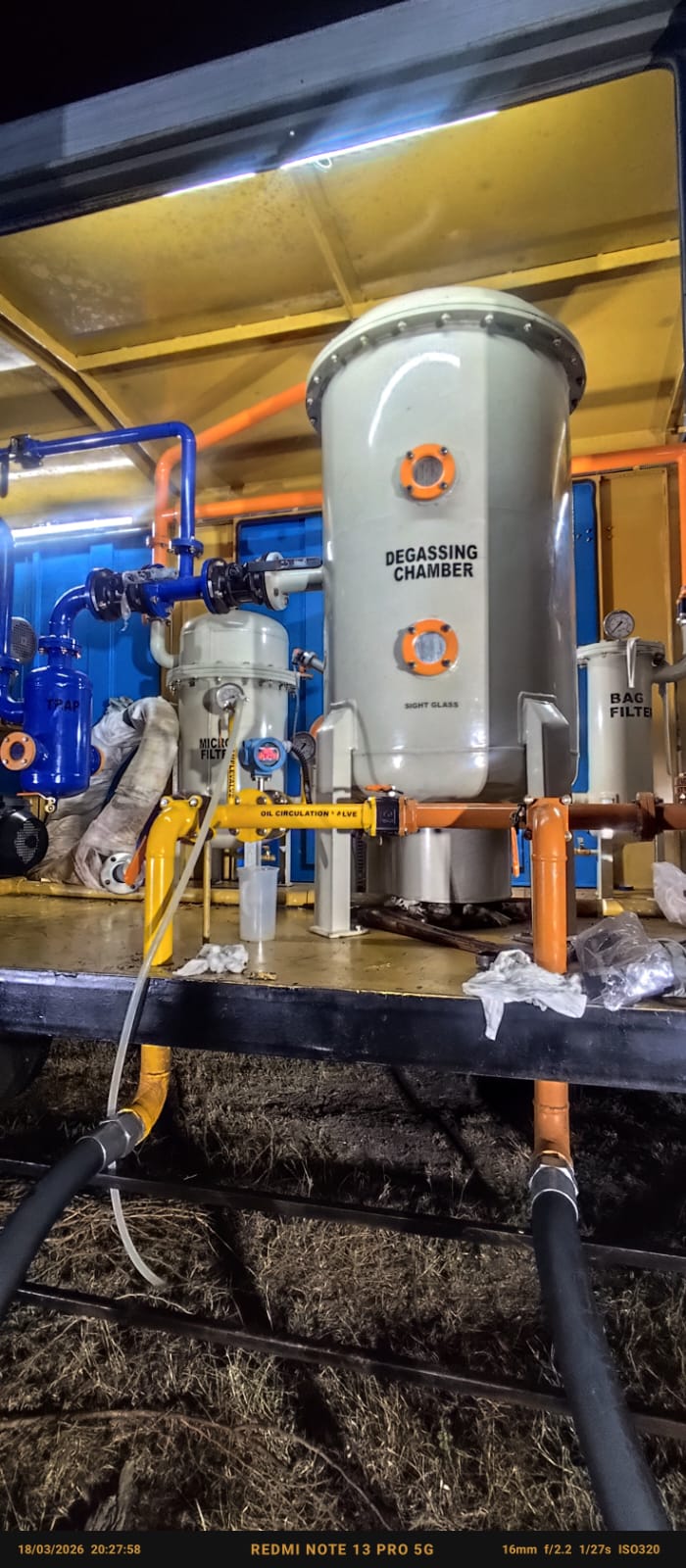 Oil degassing and filtration system with micro filter and bag filter units