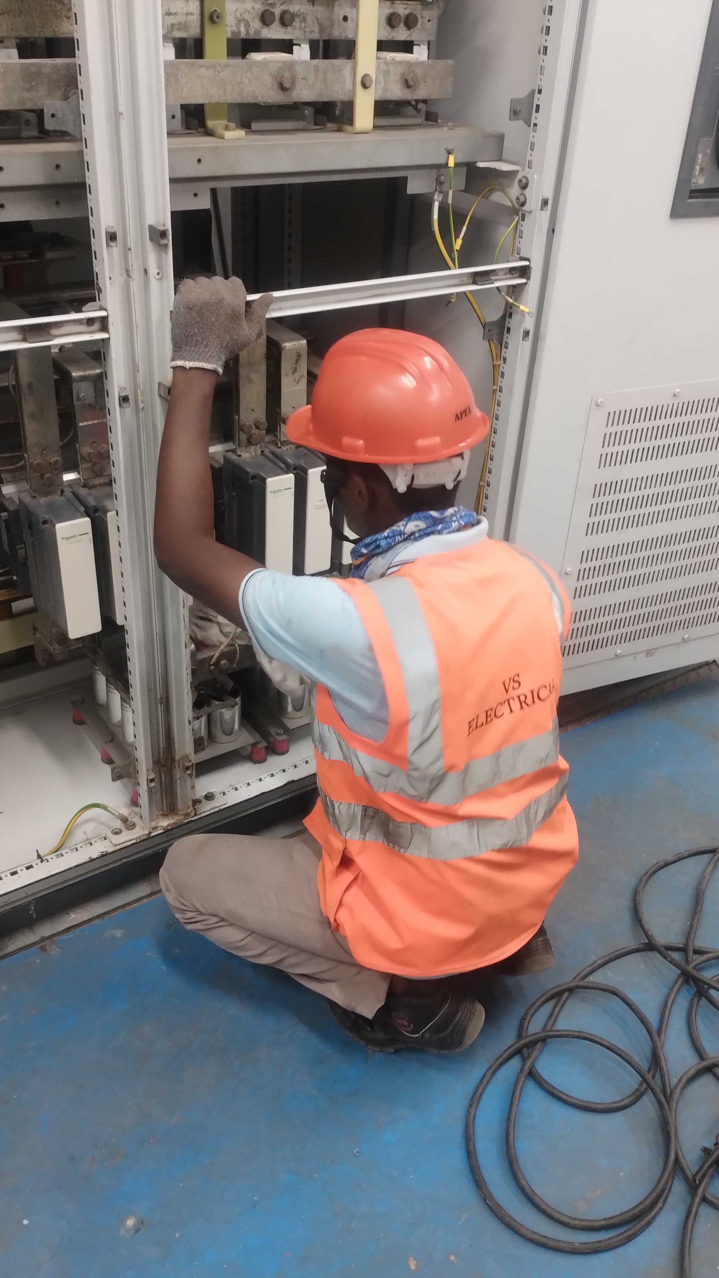 VS Electrical engineer servicing industrial electrical control panel